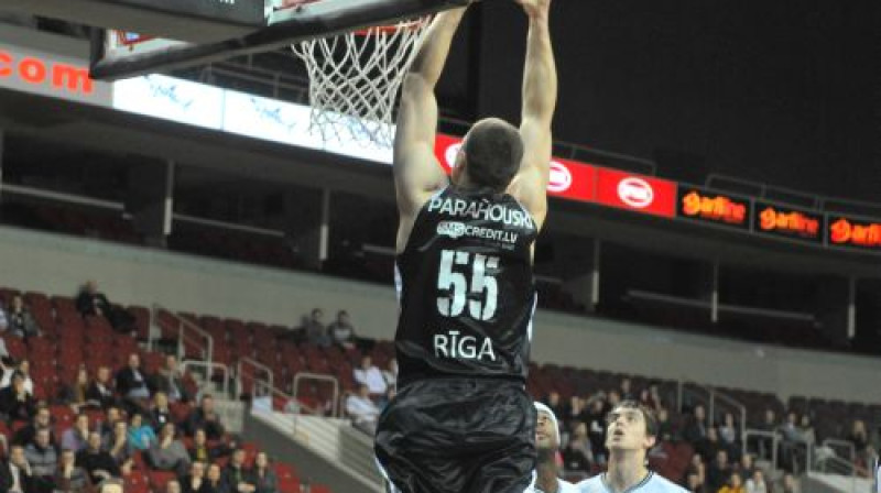 Artjoms Parahovskis triec bumbu grozā no augšas 
Foto: Romāns Kokšarovs, Sporta Avīze, f64