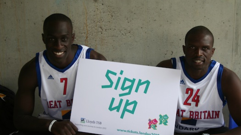 Britu basketbola zvaigznes Luols Dengs un Pops Mensā Bonsu
Izmantotie resursi:
www.mvp247.com