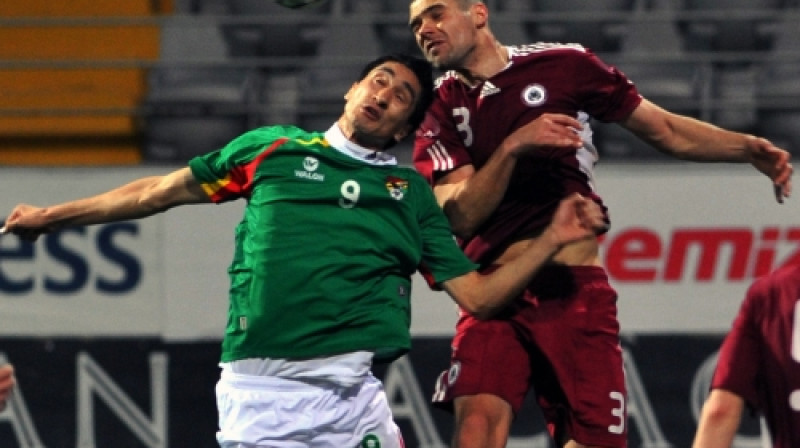 Oskars Kļava cīņā pret Bolīvijas futbolistu otrajā stāvā. Foto: AP/Scanpix