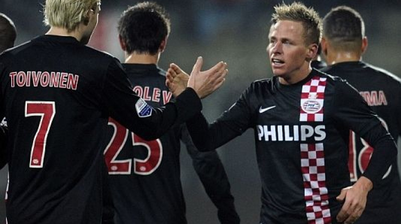 ''PSV'' spēlētāji Ola Toivonens un Balāžs Džudžāks apsveic viens otru ar uzvaru
Foto: fcupdate.nl
