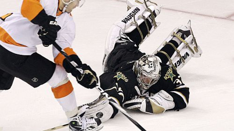 Somu hokejistu duelī Ville Leino pārspēj Kari Lehtonenu
Foto: AP/Scanpix