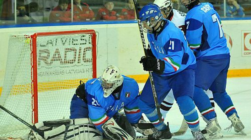 Itālijas hokejistu spēle aizsardzībā
Foto: Romualds Vambuts, Sportacentrs.com