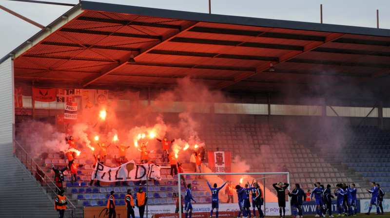 "Skonto" fanu klubs, atbalstot komandu pēc čempiontitula izcīnīšanas rudenī 
Foto: Romāns Kokšarovs, Sporta Avīze, f64