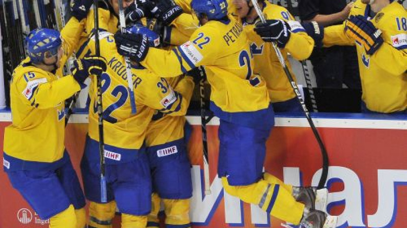 Zviedrijas izlases hokejistiem pamats gavilēt
Foto: AFP/Scanpix