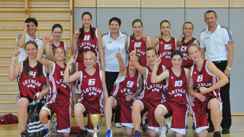 Latvijas U14 izlase ar pirmo trofeju - Baltijas kausu.
Foto: Romualds Vambuts