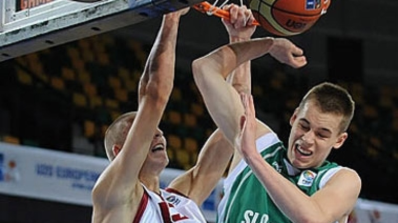 Mareks Mejeris triec bumbu grozā pāri slovēņu spēlētājam
Foto: FIBA
