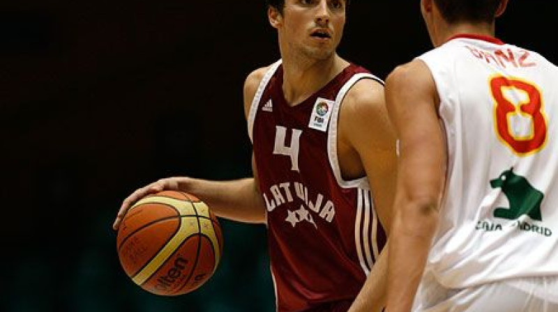 Latvijas junioru izlases kapteinim Visvaldim Bikšem jāved sava komanda izšķirošajā cīņā pret Itālijas vienaudžiem. 
Foto: FIBA Europe