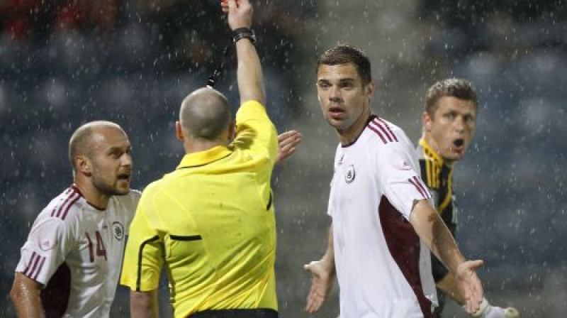 Oskars Kļava pēdējā izlases spēlē pret Austriju tika noraidīts no laukuma
Foto: Reuters/Scanpix