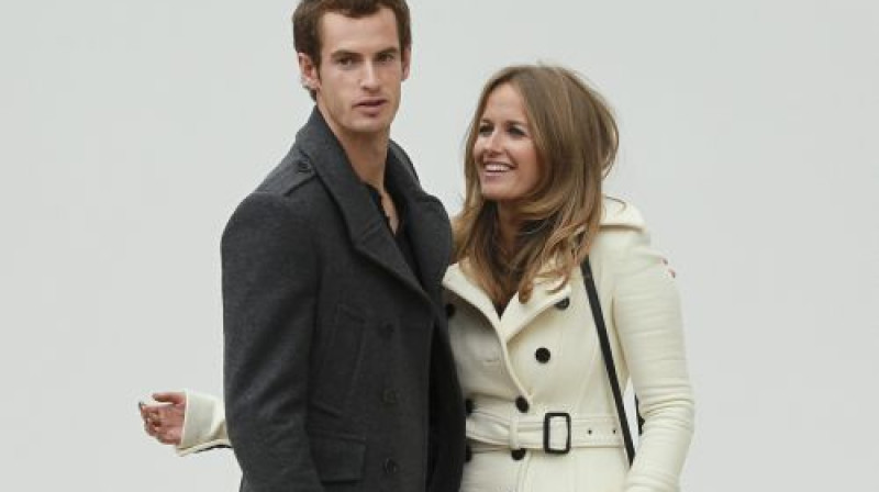 Endijs Marejs ar draudzeni Kimu Sīrsu Londonā notikušajā "Burberry" modes šovā
Foto: Reuters/Scanpix