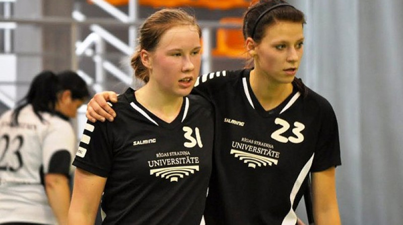 L.Biļinska (#31) un L.Garklāva (#23)
Foto: www.rsufloorball.lv