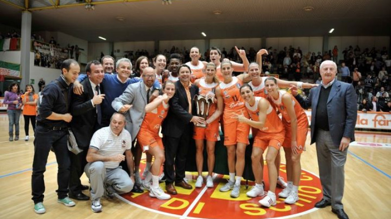 Aija Brumermane un "Famila Schio" 2011. gada 9. oktobrī izcīnīja Itālijas Superkausu, ar 67:49 pieveicot "Liomatic Umbertide" komandu
Foto: www.familabasket.it