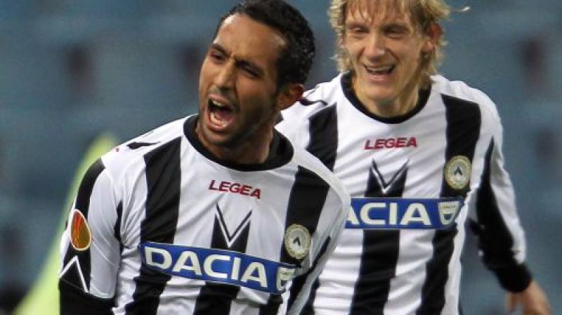 "Udinese" uzvaras vārtu autors Medi Benatija (pa kreisi)
Foto: AP/Scanpix