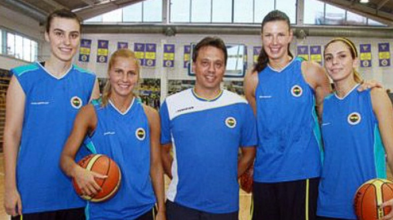 "Fenerbahce" galvenais treneris George Dikeoulakos ar Zani Tamani un Elīnu Babkinu
Foto: www.fenerbahce.org