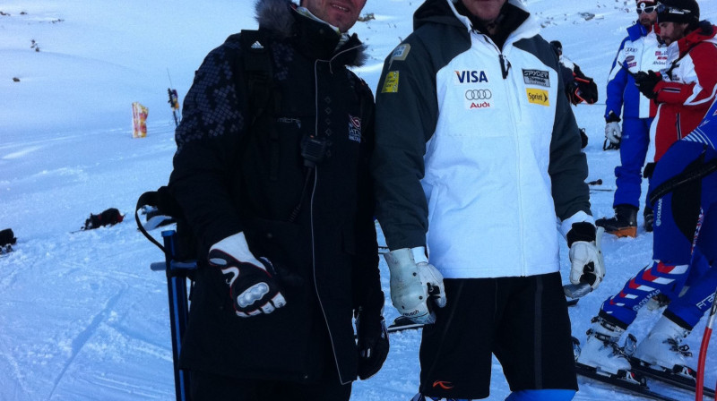 Dinārs Doršs (pa kreisi) kopā ar Bodi Milleru pirms treniņa Austrijas kalnos. Foto: Teds Ligetijs