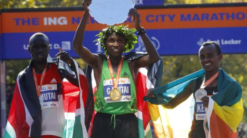 Top 3 vīriešu konkurencē. No kreisās: Emanuels Mutai, Džefrijs Mutai un Cegajs Kebede
Foto: Reuters/Scanpix