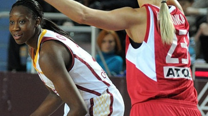 "Galatasaray" centra spēlētāja, divkārtējā NCAA čempione "UConn Huskies" sastāvā Tīna Čārlza ir viena no atraktīvākajām basketbolistēm Turcijas klubā
Foto: www.fibaeurope.com