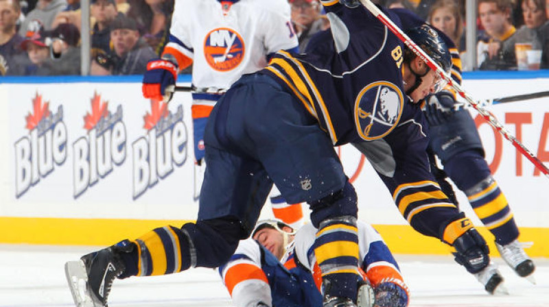 Nedēļas spēka paņēmiens - Breidons Maknabs nogulda uz ledus Fransu Nīlsenu.
Foto: Bill Wippert/NHLI via Getty Images