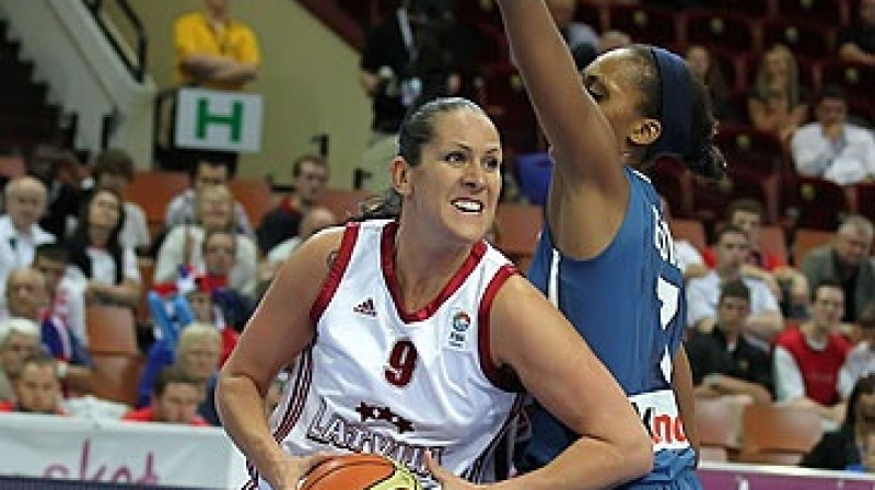 Liene Jansone cīņā ar Sandrini Grudu
Foto: Ciamillo-Castoria, www.fibaeurope.com