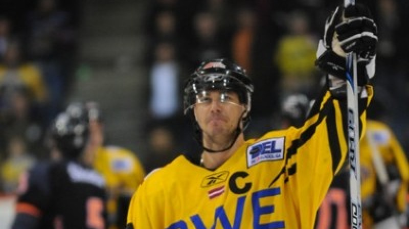 Herberts Vasiļjevs sesto gadu ir Krēfeldes "Pinguine" kapteinis. NHL tomēr īsti nederēja...  
Foto: www.raymondtellers.nl