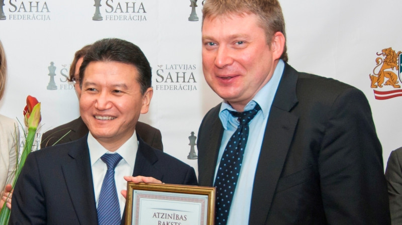 No kreisās FIDE prezidents Kirsans Iļumžinovs un lielmeistars Aleksejs Širovs
Foto: LŠF