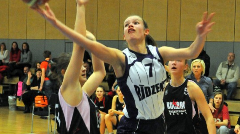 Uzbrūk Molten kausa izcīņas U16 grupas turnīra vērtīgākā spēlētāja Marta Bergmane (7.).
Foto: Romualds Vambuts