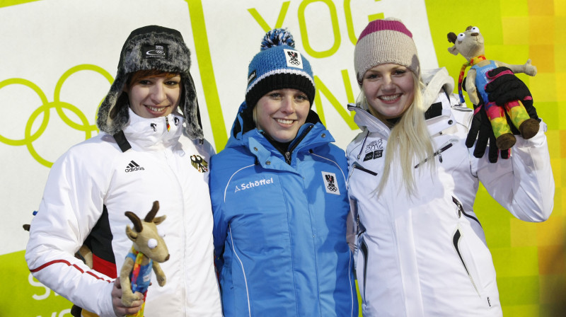 Ulla Zirne (pa labi) uz jaunatnes olimpisko spēļu goda pjedestāla.
Foto: REUTERS/Scanpix