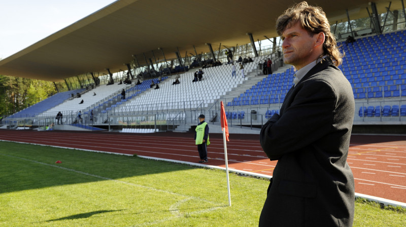 Aiz trenera Mihaila Zemļinska paveras simpātiskā Slokas stadiona tribīnes un arī zāliens. Cerams, pēdējais būs tikpat "dzīvs" arī pēc virslīgas sezonas. Foto: Romāns Kokšarovs, SA