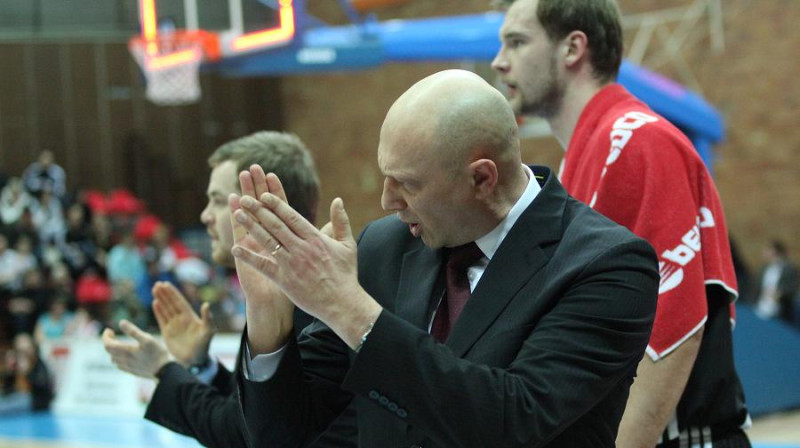 Ramūns Butauts aplaudē saviem vīriem 
Foto: basket-nymburk.cz