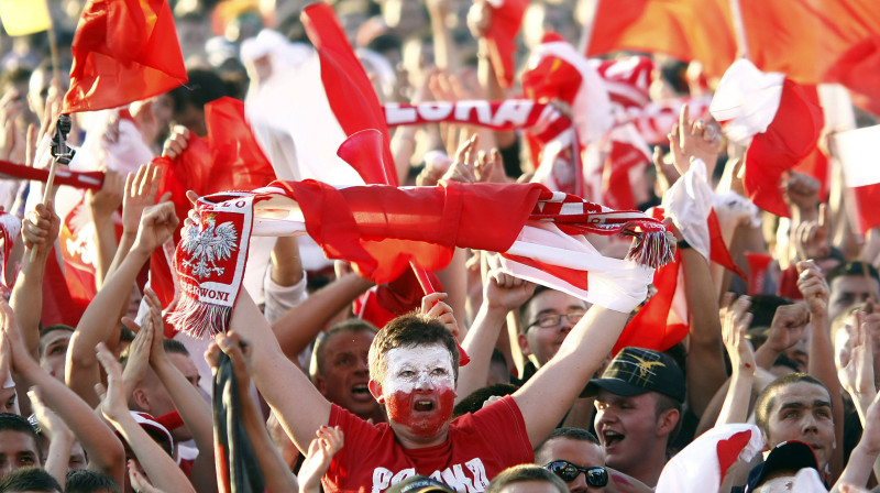 Poļu līdzjutēji ļoti cer, ka EURO 2012 finālturnīrā viņu līdzjušana savai valstsvienībai nebeigsies reizē ar grupu turnīra finišu... Foto: AFP