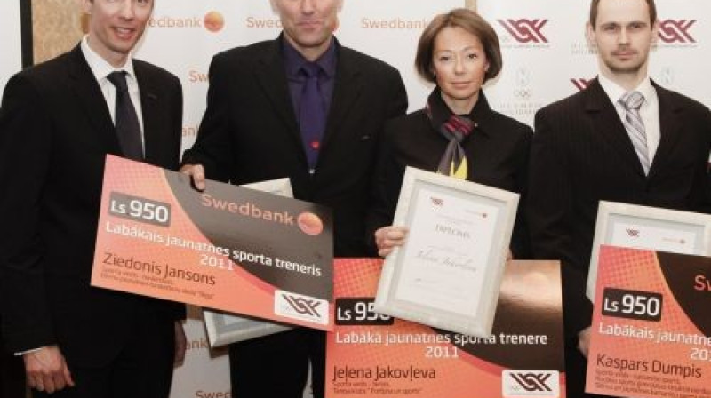 No labās: Kaspars Dumpis, Jeļena Jakovļeva, Ziedonis Jansons un Swedbank AS valdes loceklis Ansis Grasmanis.
Foto: f64 (sportacentrs.com)