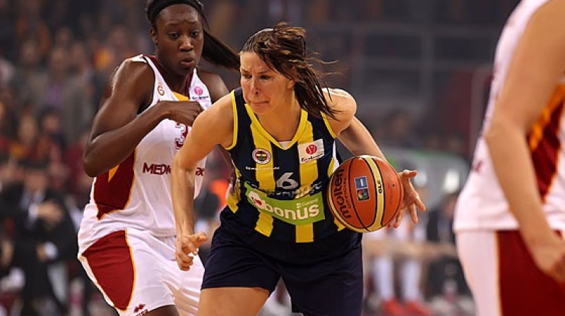 Zane Tamane kļuva par vērtīgāko "Fenerbahçe" spēlētāju "Starpkontinentālajā derbijā"
Foto: Ciamillo Castoria, FIBA Europe