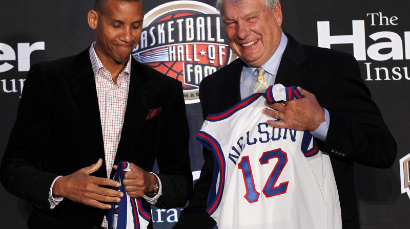 Redžijs Millers un Dons Nelsons pēc oficiālā paziņojuma par iebalsošanu Basketbola Slavas zālē 
Foto: AP/Scanpix
