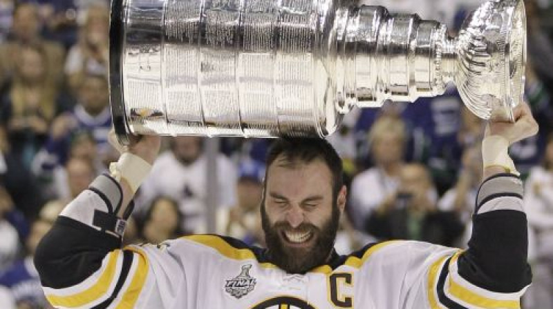 Jebkura hokejista sapnis - virs galvas turēt Stenlija kausu. Pērn uzvarēja Zdeno Hāra un Bostonas "Bruins"
Foto: AP/Scanpix