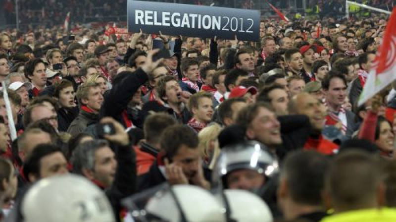 Fanu "jūra" uz Diseldorfas "Fortuna" stadiona laukuma
Foto: AP/Scanpix