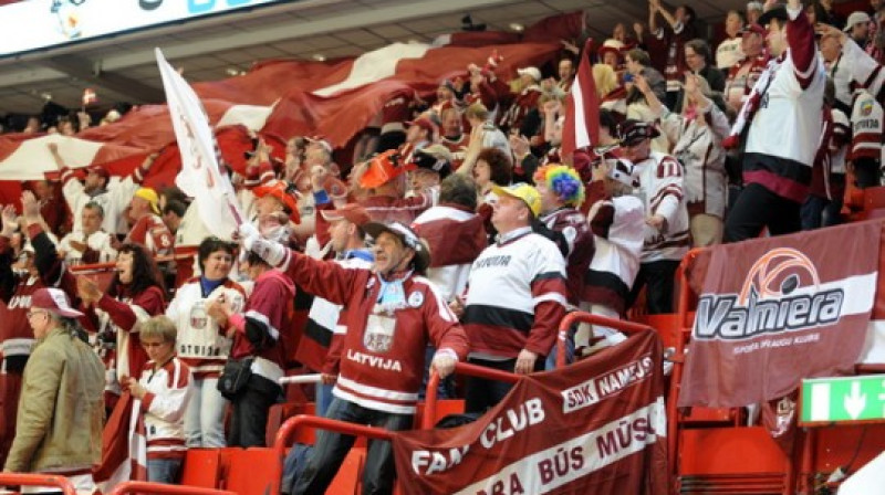 Neskatoties uz neveiksmēm, Latvijas fani uzticīgi atbalsta Latvijas izlasi.
Foto: Romāns Kokšarovs, Sporta Avīze/F64 Photo Agency.