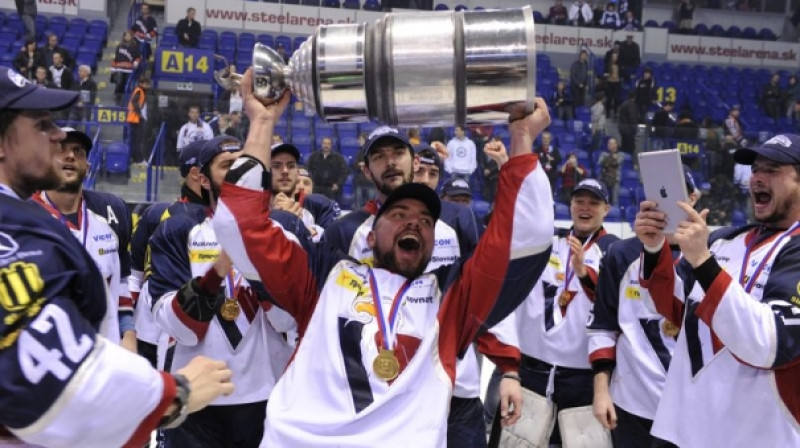 HC Slovan Bratislava vīri aptausta Slovākijas čempionu kausu. Foto: hcslovan.sk