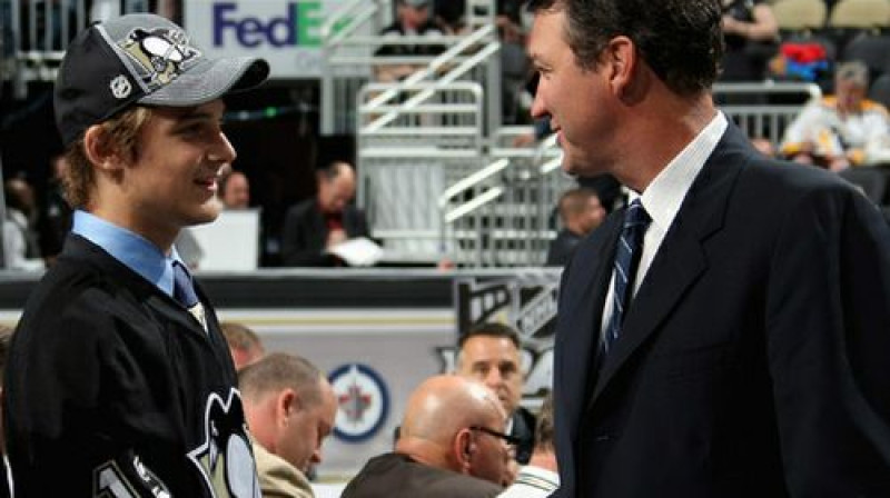 Teodors Bļugers spiež leģendārā Mario Lemjē roku
Foto: penguins.nhl.com