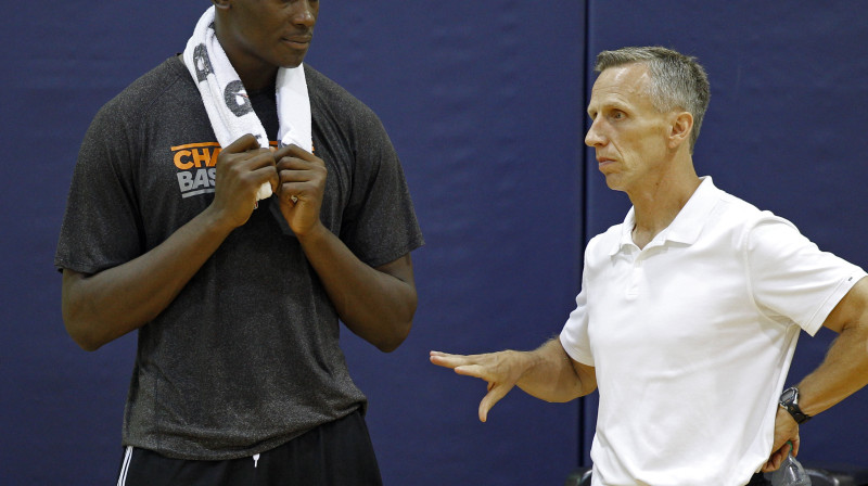 "Bobcats" centrs Bismaks Bijombo un galvenais treneris Maiks Danlaps
Foto: AP/Scanpix