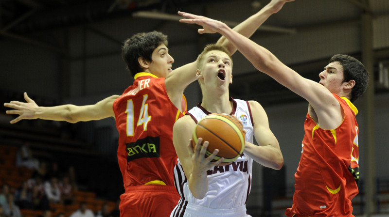 Rauls Avenītis pirmajā spēlē Ventspilī pret Spāniju
Foto: Romāns Kokšarovs, "Sporta Avīze", f64