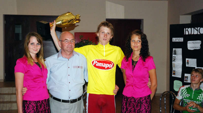 Krists Neilands ar uzvarētāja kausu 
Foto: tourdelodz.eu