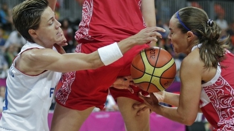 Selīna Dimēra svētdien bija pārāka par Krievijas izlases basketbolisti Bekiju Hemonu
Foto: AP/Scanpix