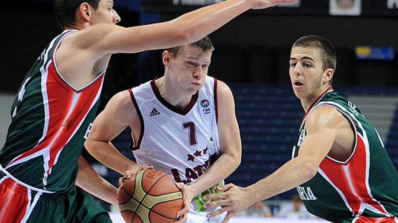 Eiropas jaunatnes basketbola līgā spēlē lielākā daļa Latvijas jaunatnes izlašu kandidātu. Attēlā: Edgars Štelmahers 2013. gada sezonā pārstāv Ventspils U20 komandu.
Foto: fibaeurope.com