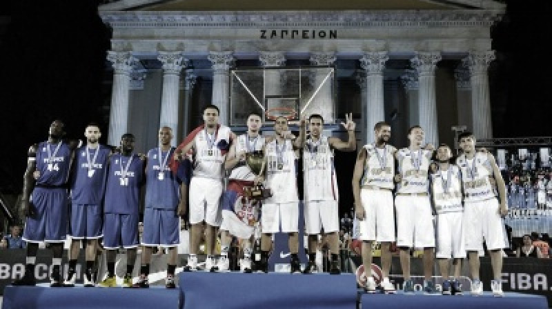 Pirmais pasaules čempionāts 3x3 basketbolā: vīriešu turnīra uzvarētāju apbalvošana (no kreisās): Francija (2.vieta), Serbija (čempioni), Ukraina (3.vieta).
Foto: fiba.com