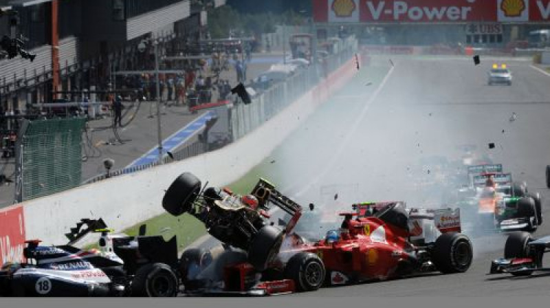 Romēns Grožāns lido pāri Fernando Alonso sarkanajai ''Ferrari'' formulai
Foto: AFP/Scanpix