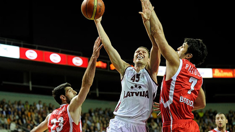 Dairis Bertāns un Latvijas vīriešu valstsvienība: ceļā uz Eiropas čempionāta finālturnīru vēl jāpārvar viens šķērslis.
Foto: fibaeurope.com (Romāns Kokšarovs)