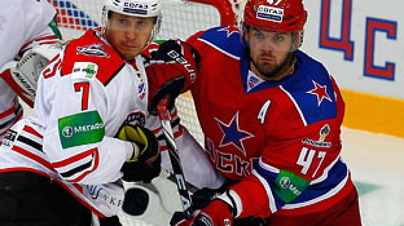 Oskars Bārtulis darbā, neitralizējot Krievijas superstāru Aleksandru Radulovu. Foto: cska.hockey.ru