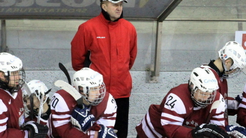 Vjačeslavs Nazarovs un Latvijas U18 hokeja izlase.
Foto: Mārtiņš Aiše