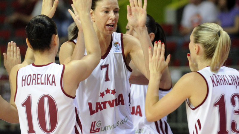 Zane Tamane (centrā)
Foto: Romāns Kokšarovs, Sporta Avīze, f64