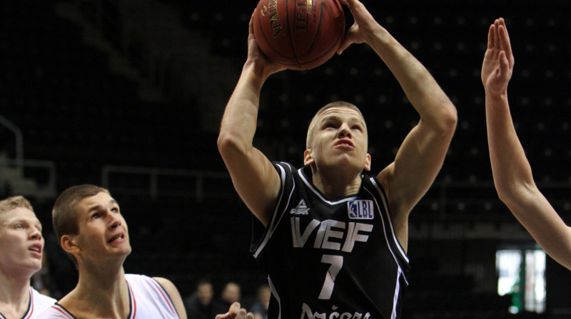 "VEF Rīga" basketbolists Ervīns Mežnieks uzbrukumā "Lietuvos rytas" grozam
Foto: Renārs Buivids no Šauļiem