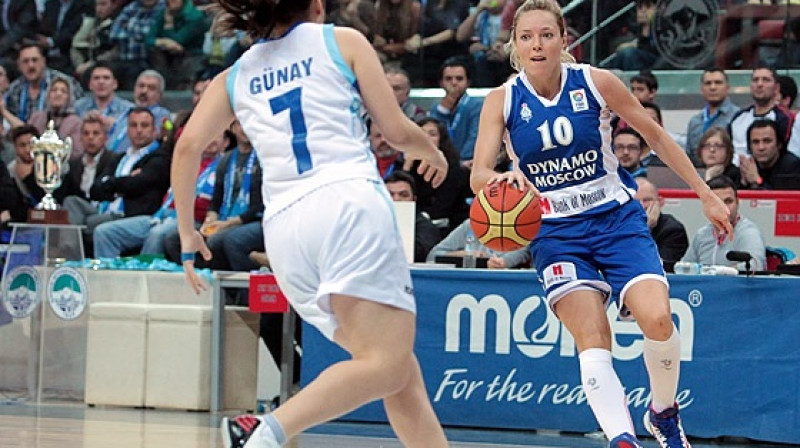 Ilona Korstina (#10) spēles izšķirošajās minūtēs guva piecus no astoņiem "Dynamo" punktiem
Foto: www.fibaeurope.com